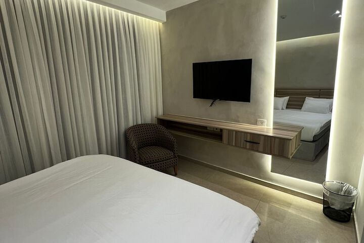 Room 13 of 19