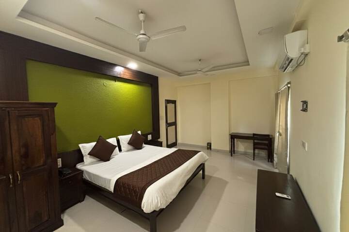 Room 10 of 28