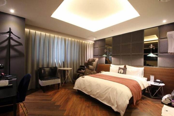 Room 11 of 24