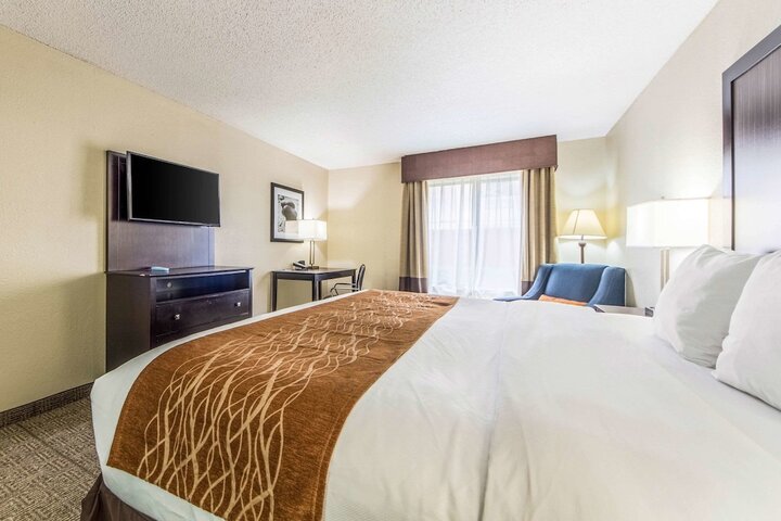 1 King Bed (2 of 14)