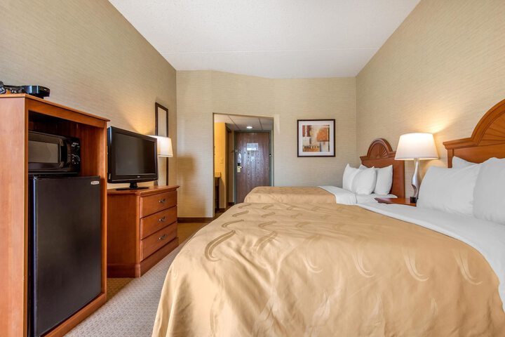 2 Double Beds (7 of 9)