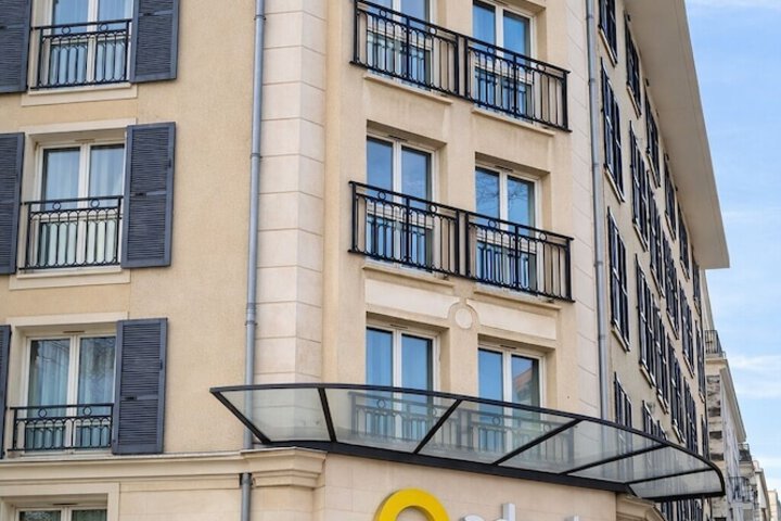 Hotel Entry