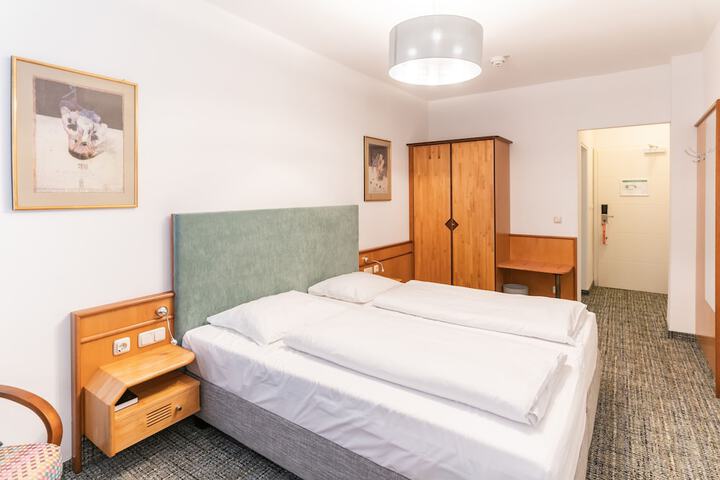 Room 11 of 33