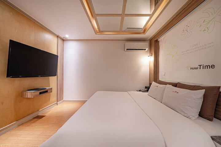 Room 16 of 100