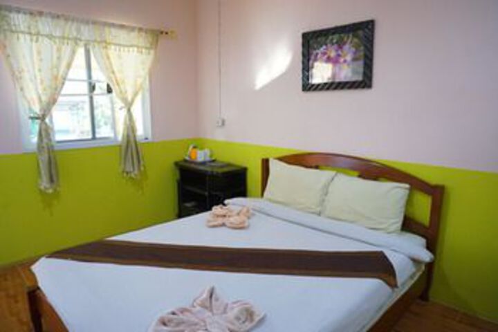 Room 10 of 32