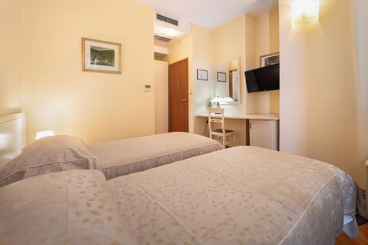 Room 5 of 49