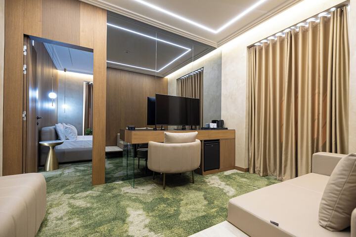 Room 7 of 12