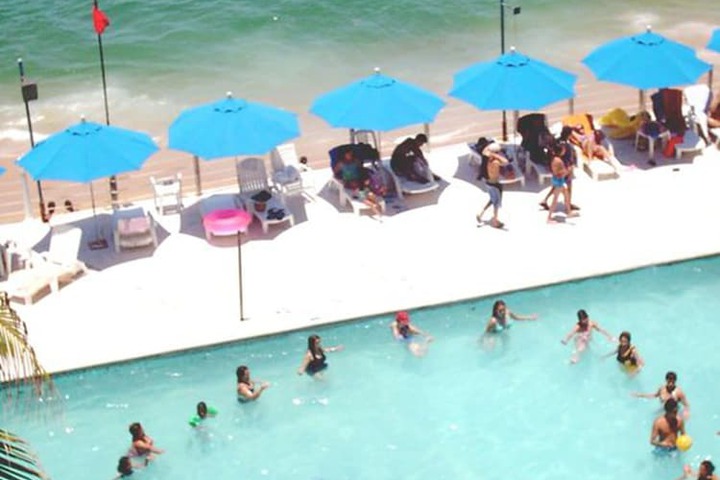 Hotel Pool