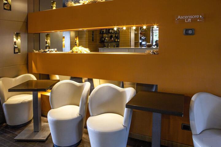 Lounge 34 of 52