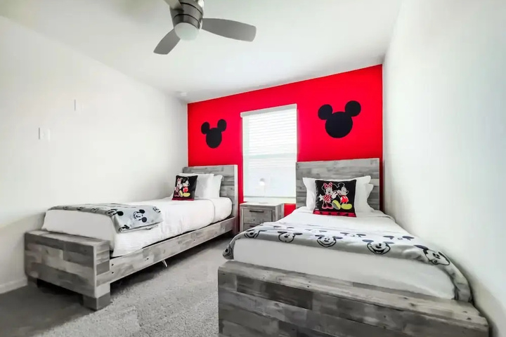 Room 4 of 33