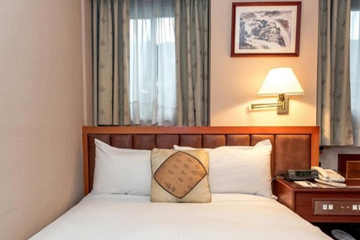 Room 4 of 33