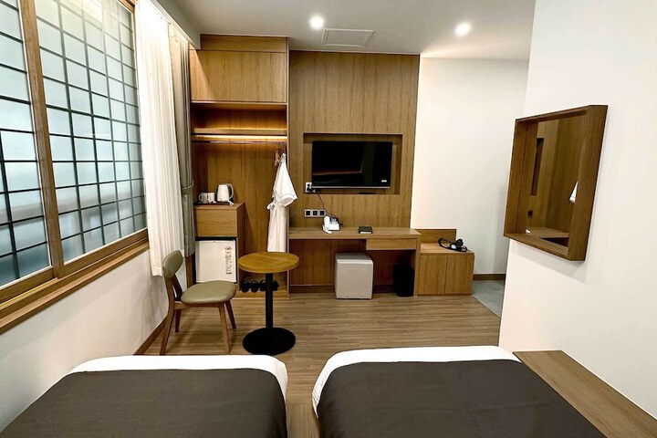 Room 6 of 42