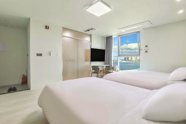 Room 19 of 76