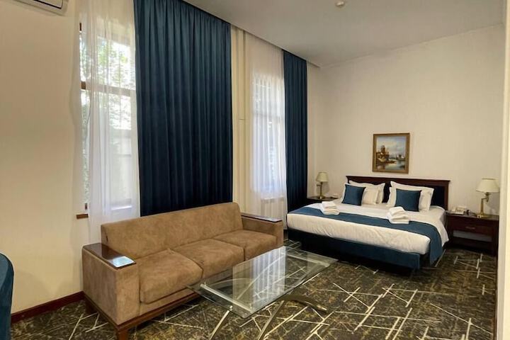 Room 11 of 27