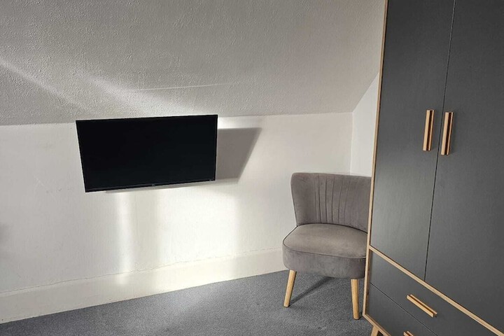 Room 4 of 28