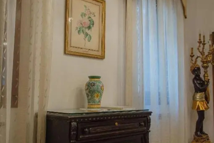 Room 4 of 9