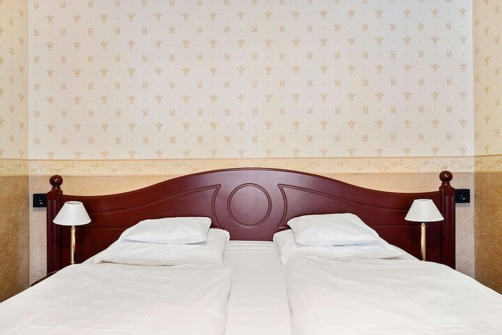 Room 9 of 48