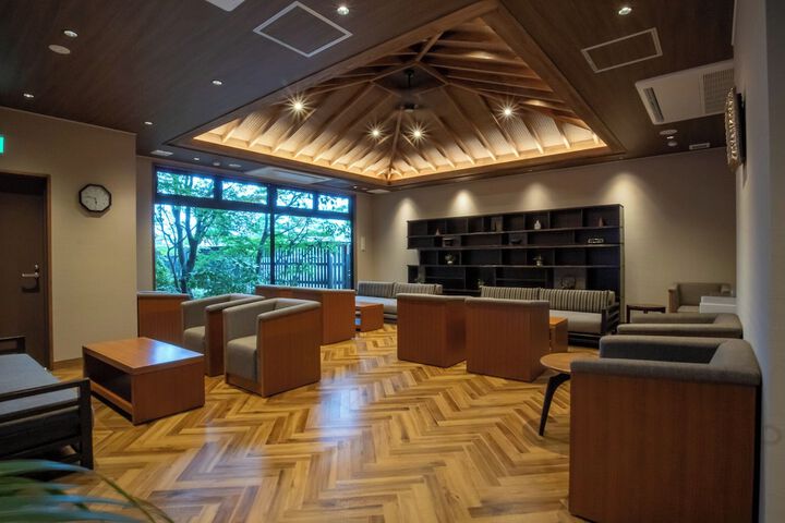 Lounge 75 of 80