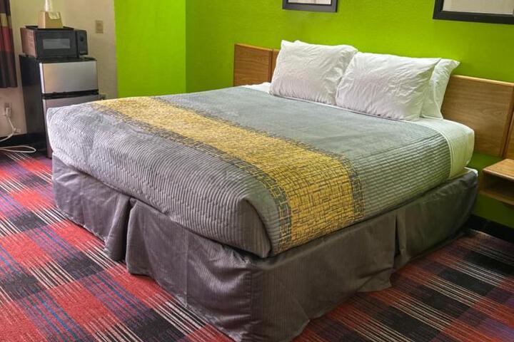 1 King Bed (3 of 6)