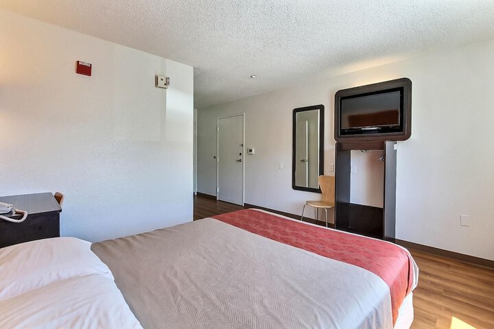 1 Queen Bed (3 of 16)