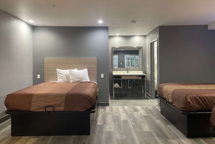 2 Queen Beds (14 of 18)