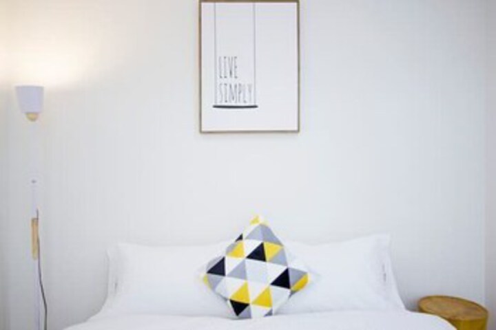 Room 5 of 8