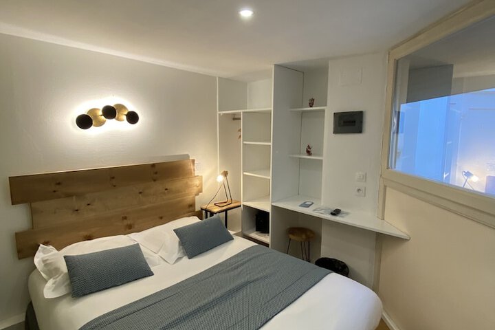 Room 32 of 76
