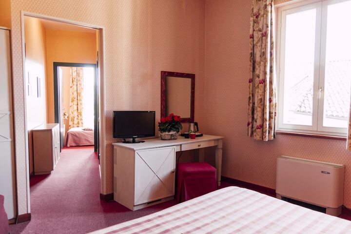 Room 11 of 38