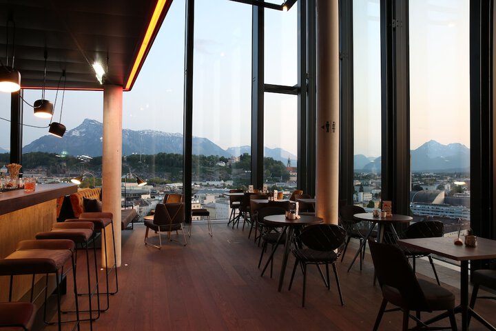 Lounge 74 of 111