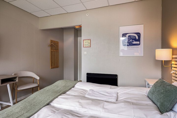 Room 11 of 83