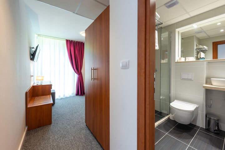 Room 8 of 49