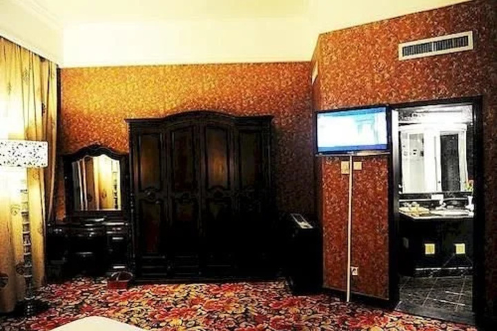 Room 13 of 19