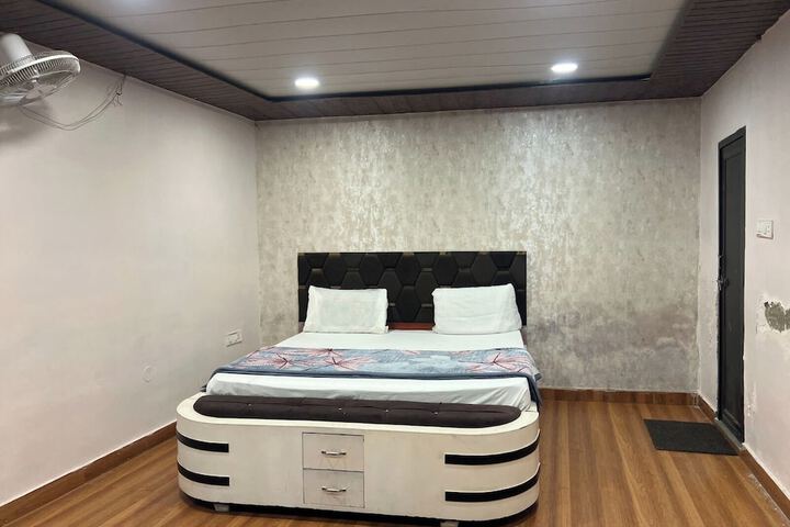 Room 13 of 36