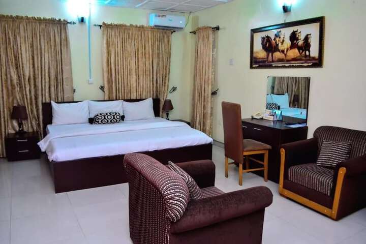 Room 4 of 17