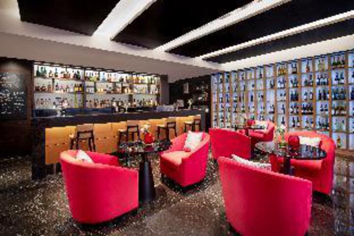 Lounge 10 of 23