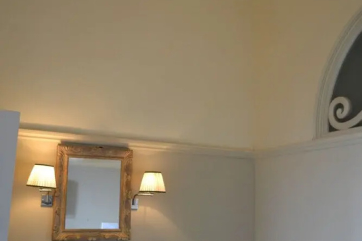 Room 9 of 15