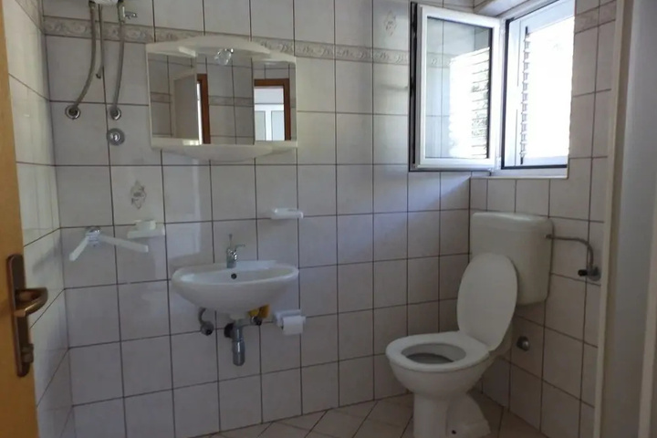 Room 5 of 9