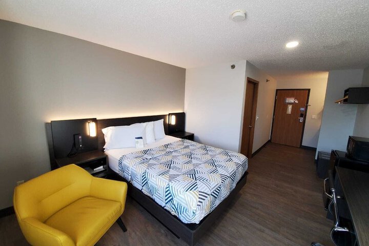 1 Queen Bed Micfridge (8 of 9)