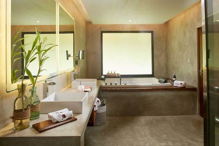Room 4 of 16