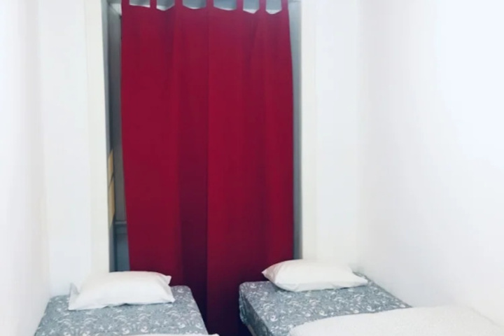 Room 6 of 28