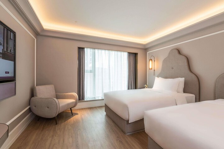Room 32 of 87