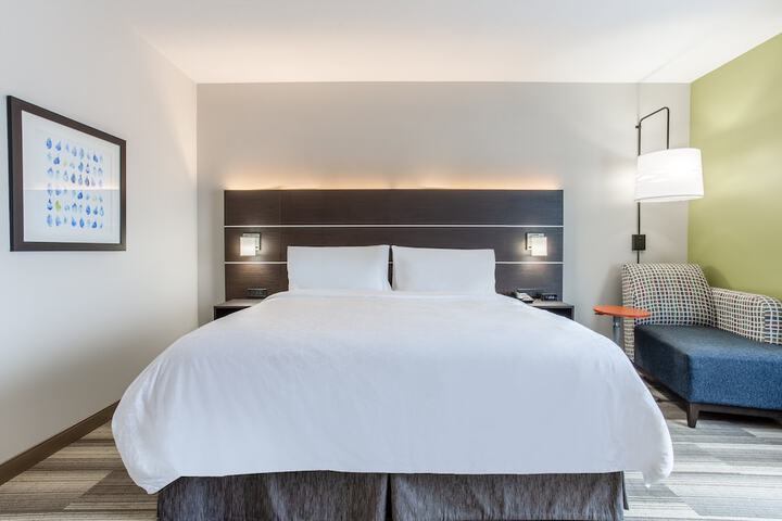 1 King Bed (6 of 16)
