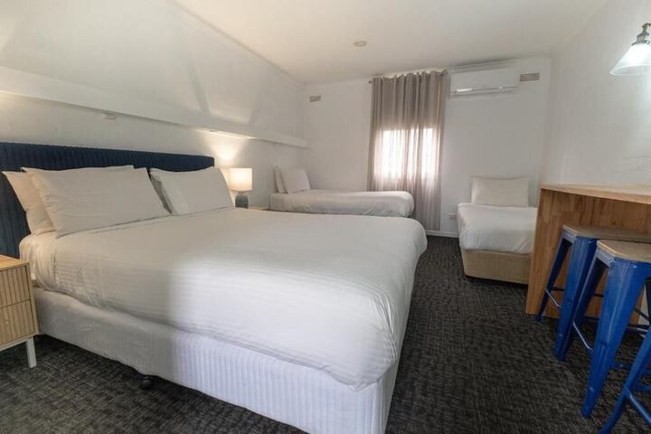 Room 5 of 16