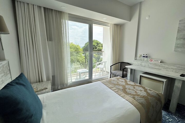Room 6 of 25