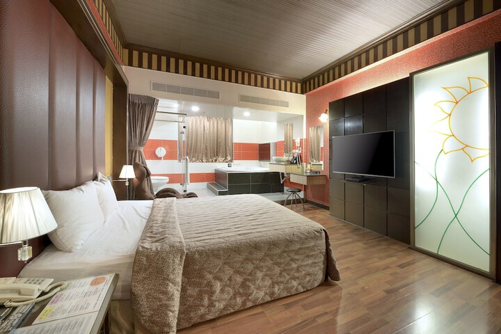 Room 3 of 64