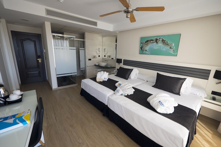 Room 5 of 135