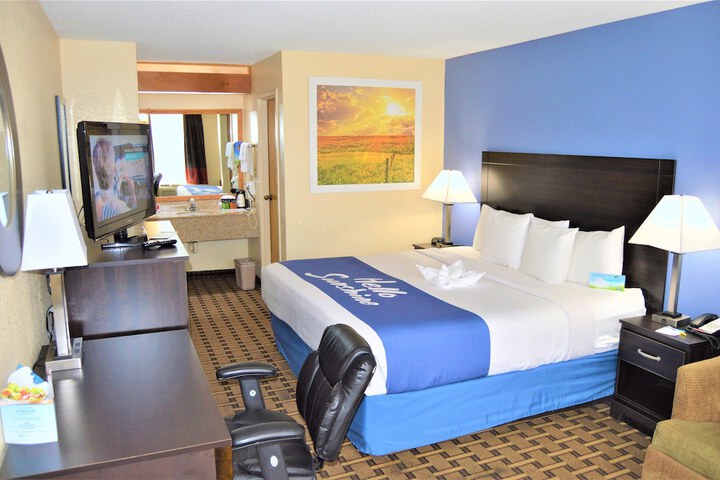 1 King Bed (5 of 17)