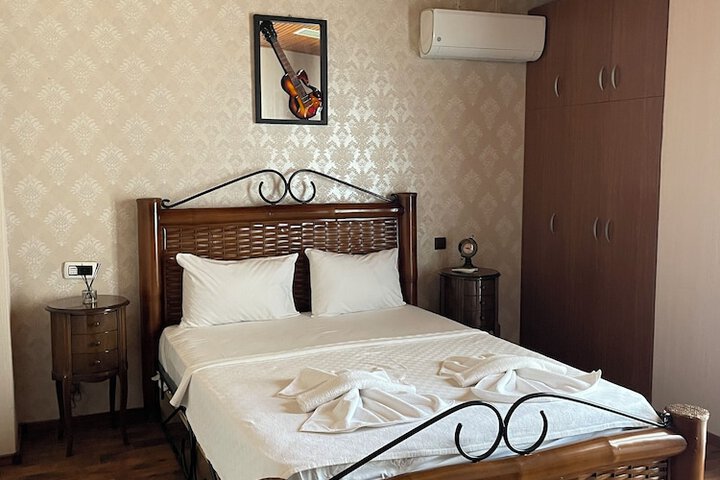 Room 7 of 80