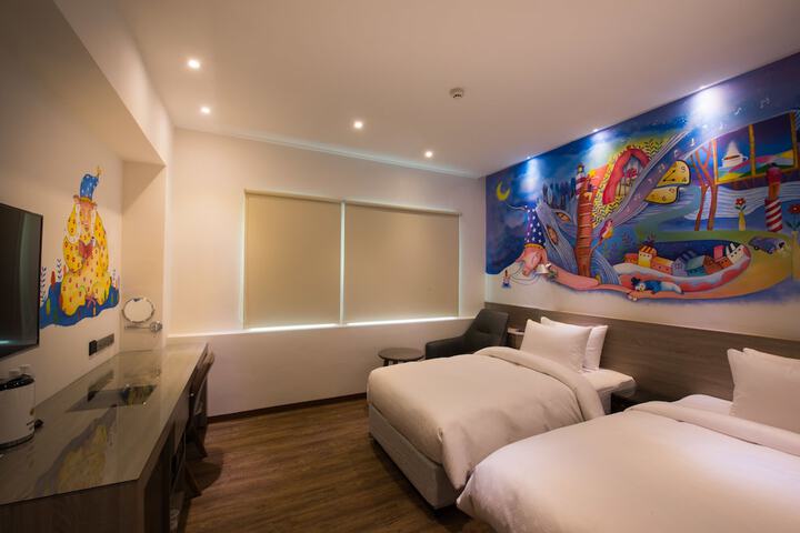 Room 8 of 96