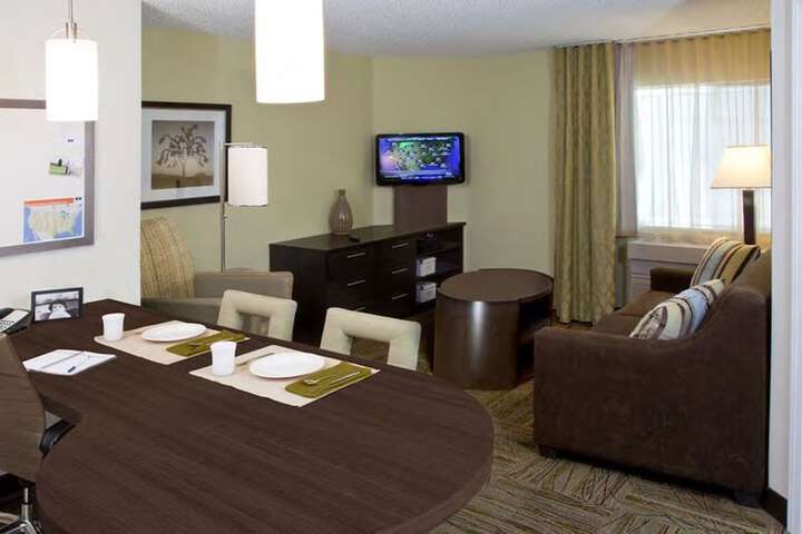 Studio Suite Queen Bed Accessible (2 of 9)